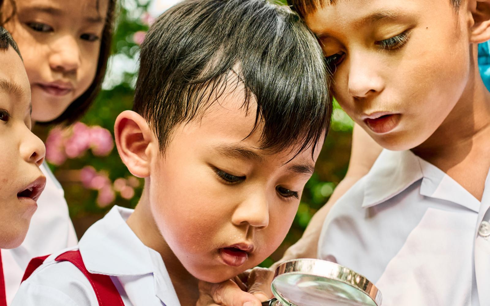 Kids with magnifying glass